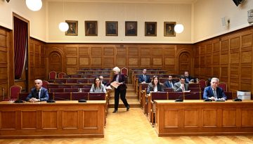 ΚΚΕ για υποκλοπές: Αοριστολογίες και γενικότητες Δεμίρη – Καταγγέλλει «μεθοδεύσεις συγκάλυψης» στη Βουλή