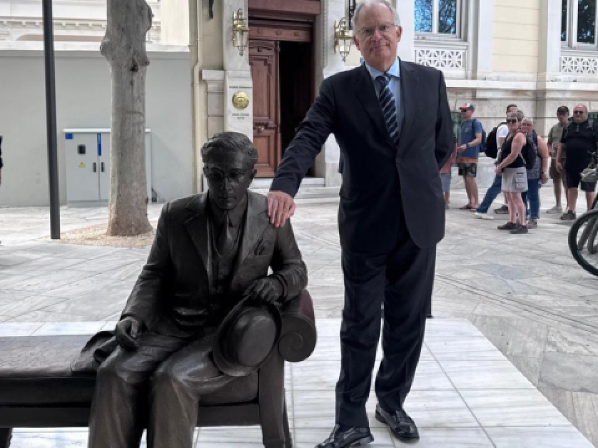 Κωνσταντίνος Τασούλας: Η ιδιαίτερη σχέση με τον Καβάφη και η ξεχωριστή φωτογραφία στη Διονυσίου Αρεοπαγίτου