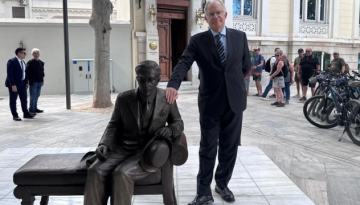 Κωνσταντίνος Τασούλας: Η ιδιαίτερη σχέση με τον Καβάφη και η ξεχωριστή φωτογραφία στη Διονυσίου Αρεοπαγίτου