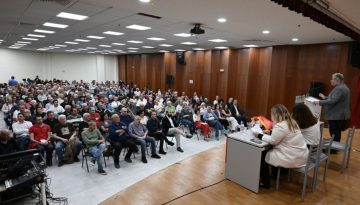Κουτσούμπας από το Μενίδι: Ερχόμαστε να σας δώσουμε το χέρι για να συμπορευτούμε σε όλες τις μάχες