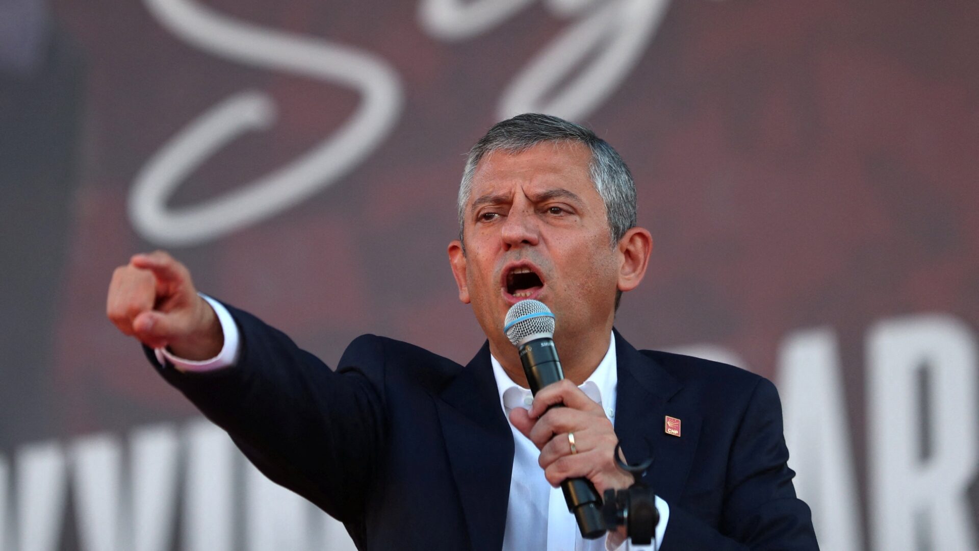 kritiki-ozgkiour-ozel-stin-kivernisi