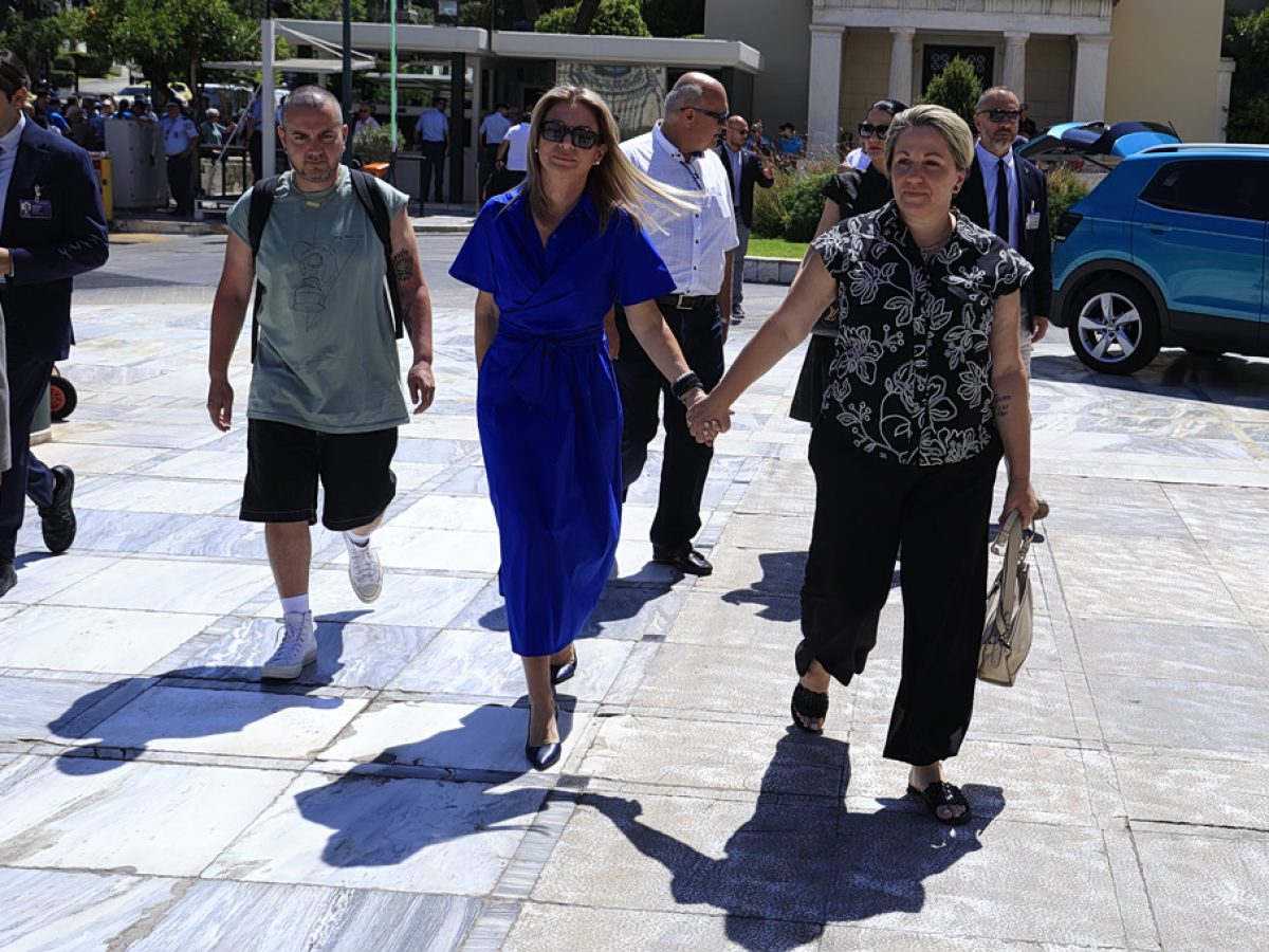 Μαρία Καρυστιανού: Η Μαρία Ντόλκα, μητέρα θύματος των Τεμπών στο πλευρό της -«Φάτους τα σωθικά»