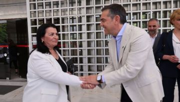 Μαρία Λεπενιώτη: Στο πλευρό του Αλέξη Τσίπρα η πρόεδρος της έδρας στη δίκη της Χρυσής Αυγής (Εικόνες  Βίντεο)