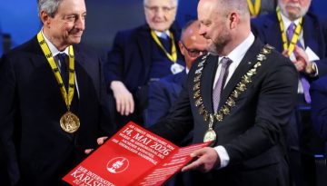 Μάριο Ντράγκι: Το Βραβείο Καρλομάγνου στον πρωτεργάτη της διάσωσης του ευρώ