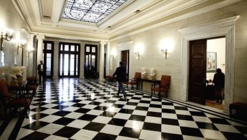 Μαύρα σύννεφα στο Μαξίμου για τραπεζίτη