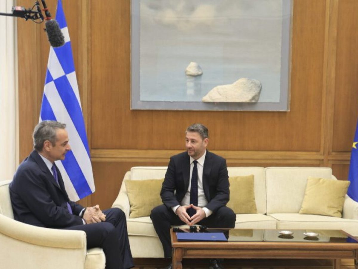 Μαξίμου και Χαριλάου Τρικούπη σε τροχιά μετωπικής σύγκρουσης με φόντο τις δημοσκοπήσεις