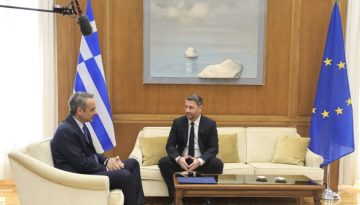 Μαξίμου και Χαριλάου Τρικούπη σε τροχιά μετωπικής σύγκρουσης με φόντο τις δημοσκοπήσεις
