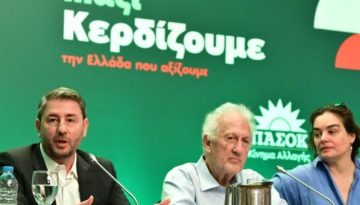 Μαζικές «μεταγραφές» στο ΠΑΣΟΚ: Ο Ανδρουλάκης στήνει νέο μέτωπο απέναντι στον Μητσοτάκη