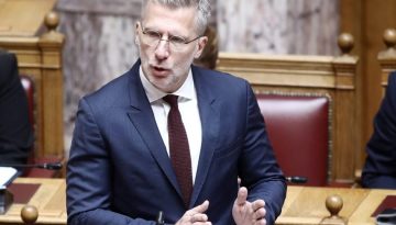 Μετωπική Σκέρτσου με αντιπολίτευση στη Βουλή για τις μεταθέσεις στην ΕΥΠ – «Γίνατε ουρά της Κωνσταντοπούλου»