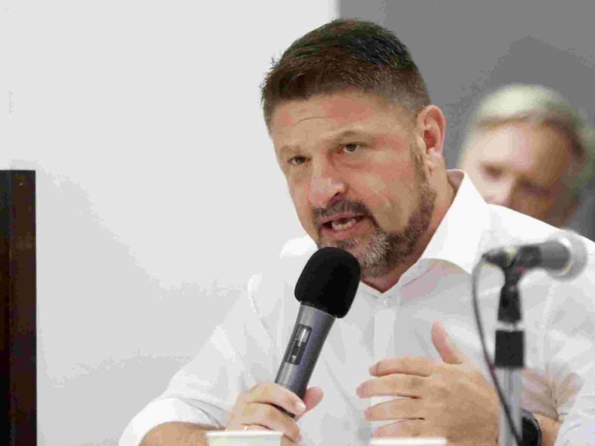 &Nu;. &Chi;&alpha;&rho;&delta;&alpha;&lambda;&iota;ά&sigmaf;: &laquo;&Alpha;&nu;&alpha;&beta;&alpha;&theta;&mu;ί&zeta;&omicron;&upsilon;&mu;&epsilon; &pi;&lambda;ή&rho;&omega;&sigmaf; &tau;&eta;&nu; &pi;ύ&lambda;&eta; &epsilon;&iota;&sigma;ό&delta;&omicron;&upsilon; &tau;&eta;&sigmaf; &Epsilon;&lambda;&epsilon;&upsilon;&sigma;ί&nu;&alpha;&sigmaf; &mu;&epsilon; &sigma;&epsilon;&beta;&alpha;&sigma;&mu;ό &sigma;&tau;&eta;&nu; &iota;&sigma;&tau;&omicron;&rho;ί&alpha; &kappa;&alpha;&iota; &mu;&epsilon; &tau;&omicron; &beta;&lambda;έ&mu;&mu;&alpha; &sigma;&tau;&omicron; &mu;έ&lambda;&lambda;&omicron;&nu;&raquo;