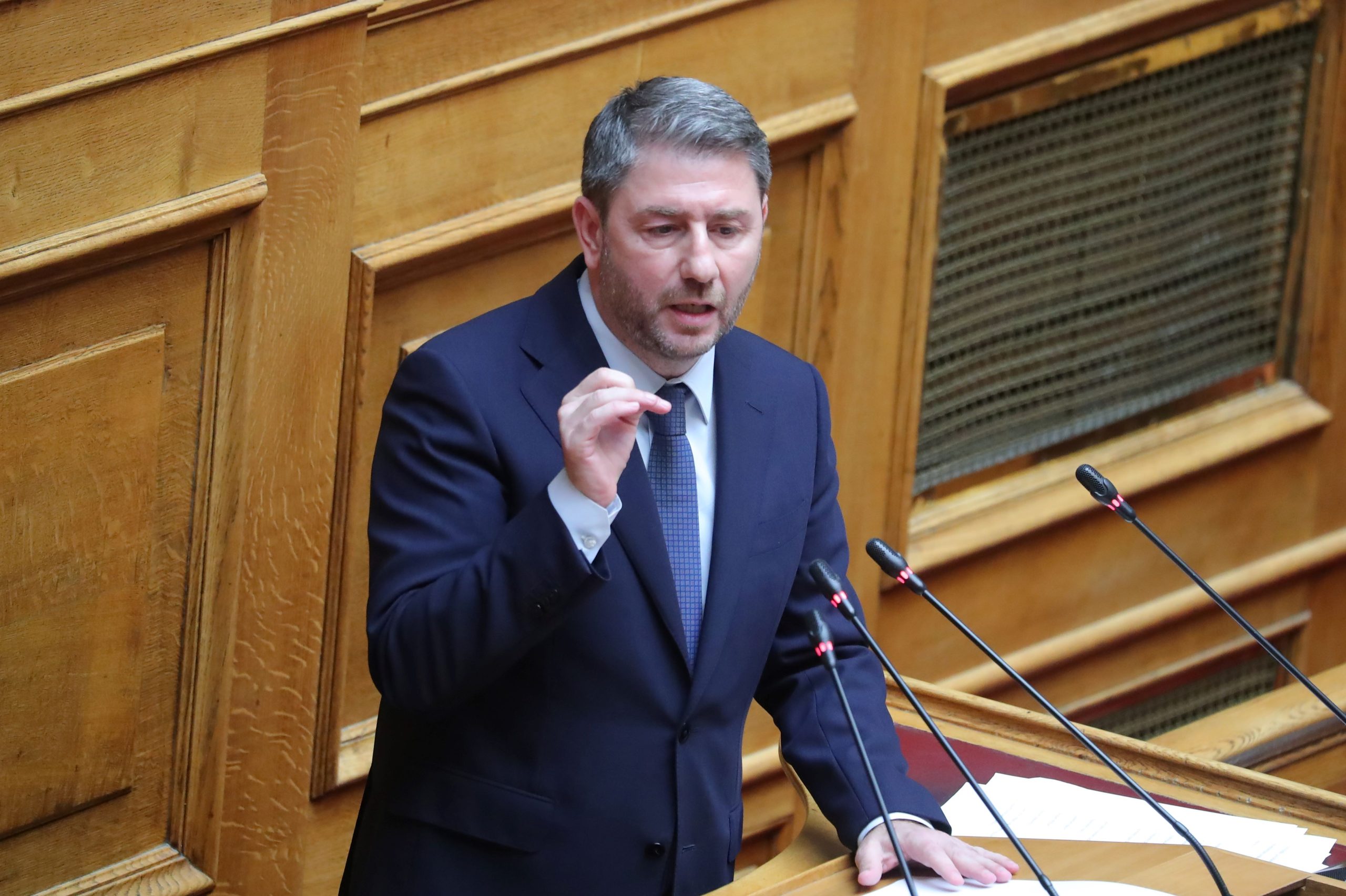 n.-Αndroulakis-tris-pilones-paremvaseon
