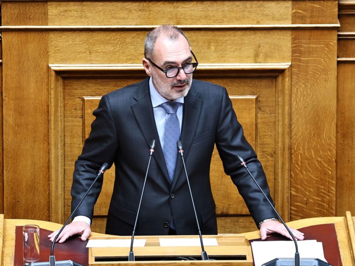 Νέες αιχμές για το επιτελικό κράτος και τους «χαλαρούς» βουλευτές