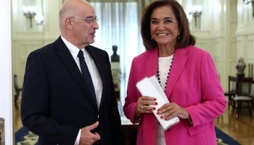 Ντόρα και Δένδιας στην παρέα του Ευ. Βενιζέλου