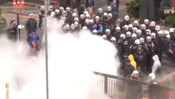 «Ντου» της τουρκικής αστυνομίας στα κεντρικά του CHP στην Άγκυρα – Χάος, χημικά και πολιτικός σεισμός