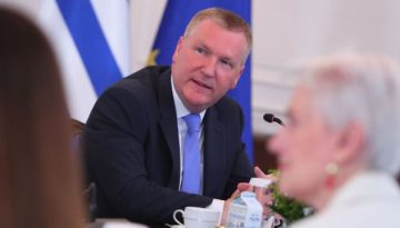 Ο Ευρωπαίος επίτροπος που έκανε λόγο για πρόοδο της χώρας στο Κράτος Δικαίου και το τηλεφώνημα που δεν ήρθε από την αντιπ