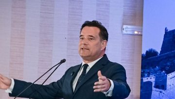 Ο Γεωργιάδης τρολάρει τον Ανδρουλάκη για το κόκκινο γαρύφαλλο: Η έλευση του κόμματος Τσίπρα έχει άμεσες επιπτώσεις