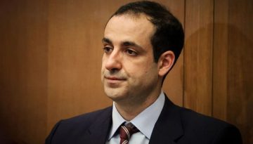 Ο Γρηγόρης Δημητριάδης που λέει ότι έγινε «θυσία για την πατρίδα» και μια συνέντευξη που σήκωσε αντιπολιτευτική θύελλα