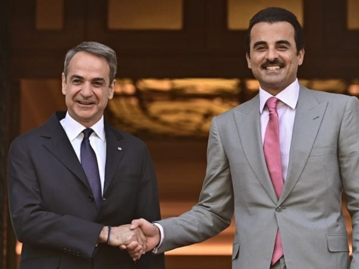 Ο Μητσοτάκης αγκαλιά με τον διεφθαρμένο και καταζητούμενο σε χώρα της ΕΕ, Εμίρη του Κατάρ, την ώρα που το Κατάρ ξερνάει μ