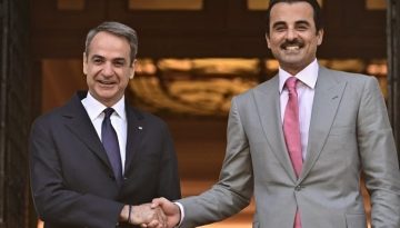Ο Μητσοτάκης αγκαλιά με τον διεφθαρμένο και καταζητούμενο σε χώρα της ΕΕ, Εμίρη του Κατάρ, την ώρα που το Κατάρ ξερνάει μ