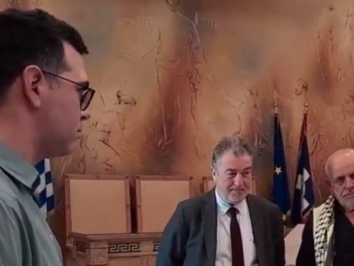 Ο Πέτρος Κωνσταντίνου της ΑΝΤΑΡΣΥΑ αυτοσχεδίασε στον όρκο του στο δημοτικό συμβούλιο της Αθήνας – «Λέει ανοησίες αντί για