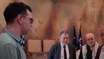 Ο Πέτρος Κωνσταντίνου της ΑΝΤΑΡΣΥΑ αυτοσχεδίασε στον όρκο του στο δημοτικό συμβούλιο της Αθήνας – «Λέει ανοησίες αντί για