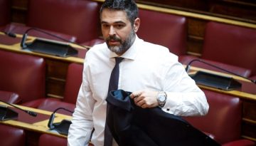 Ο Σαρακιώτης «κοιτάζει» Τσίπρα – «Θα παραστώ στην εκδήλωση, με ενδιαφέρει η νέα προσπάθεια»
