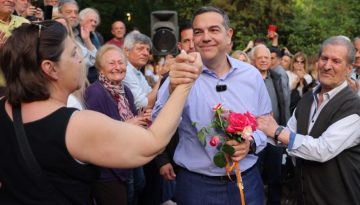 Ο Τσίπρας διαβάζει… Λένιν: «Στις 24 (Οκτώβρη) είναι νωρίς, στις 26 είναι αργά…»