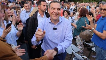 Ο Αλέξης Τσίπρας φόρεσε τα «μπλαουγκράνα» – «Όλη η ομάδα προετοιμάζεται για τη μεγάλη μέρα»
