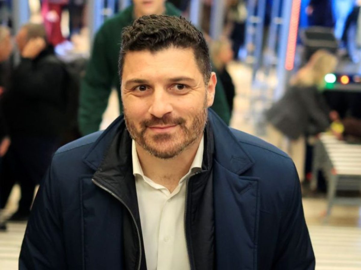 &Pi;&alpha;&rho;&alpha;&iota;&tau;ή&theta;&eta;&kappa;&epsilon; &alpha;&pi;ό &tau;&omicron;&nu; &Sigma;&Upsilon;&Rho;&Iota;&Zeta;&Alpha; &omicron; &Delta;&iota;&omicron;&nu;ύ&sigma;&eta;&sigmaf; &Tau;&epsilon;&mu;&pi;&omicron;&nu;έ&rho;&alpha;&sigmaf; &ndash; &Omicron;&delta;&epsilon;ύ&epsilon;&iota; &pi;&rho;&omicron;&sigmaf; &tau;&omicron; &nu;έ&omicron; &kappa;ό&mu;&mu;&alpha; &Tau;&sigma;ί&pi;&rho;&alpha;