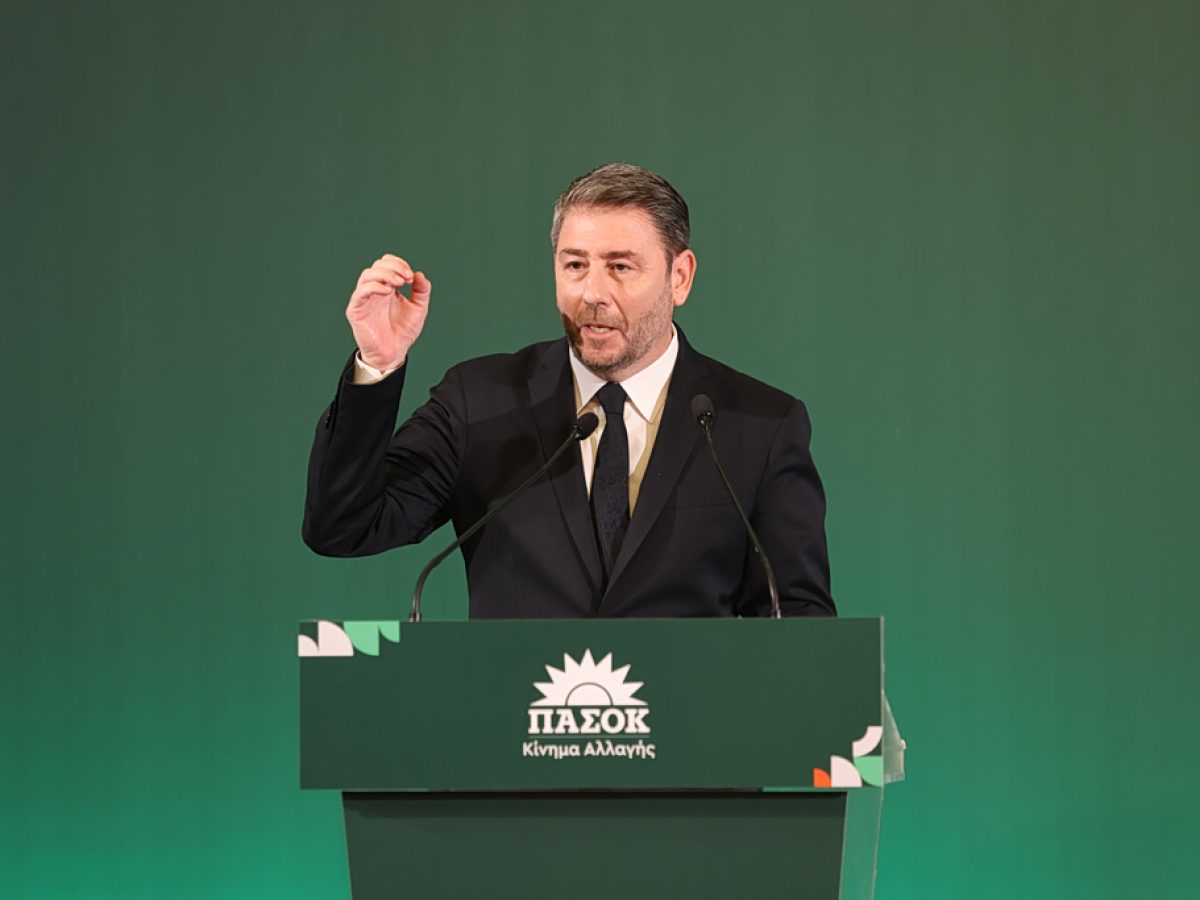ΠαΣοΚ: Ο «αναντικατάστατος» Κυριάκος και ο «κακός αντιγραφέας» Αλέξης