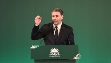 ΠαΣοΚ: Ο «αναντικατάστατος» Κυριάκος και ο «κακός αντιγραφέας» Αλέξης