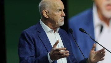 ΠαΣοΚ: Το «αίνιγμα» της σιωπής Δούκα, ο ενωτικός Γιώργος Παπανδρέου και το ντιμπέιτ-πρόκληση