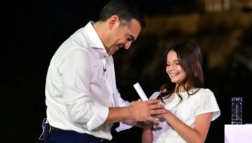 Ποια είναι η 10χρονη Ήρα που εμφανίστηκε με τον Τσίπρα στην παρουσίαση του ΕΛΑΣ (Βίντεο)