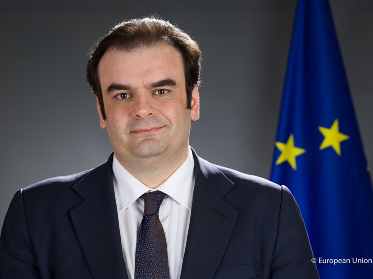 Πιερρακάκης στο Bloomberg: Έτοιμη να απαντήσει η ΕΕ στους δασμούς Τραμπ