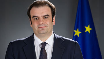 Πιερρακάκης στο Bloomberg: Έτοιμη να απαντήσει η ΕΕ στους δασμούς Τραμπ