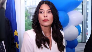 Πόθεν Έσχες Αφροδίτης Λατινοπούλου από τη στιγμή που έφυγε από τη γιαγιά της και μπήκε στο Ευρωκοινοβούλιο – Από 3.000 ευ