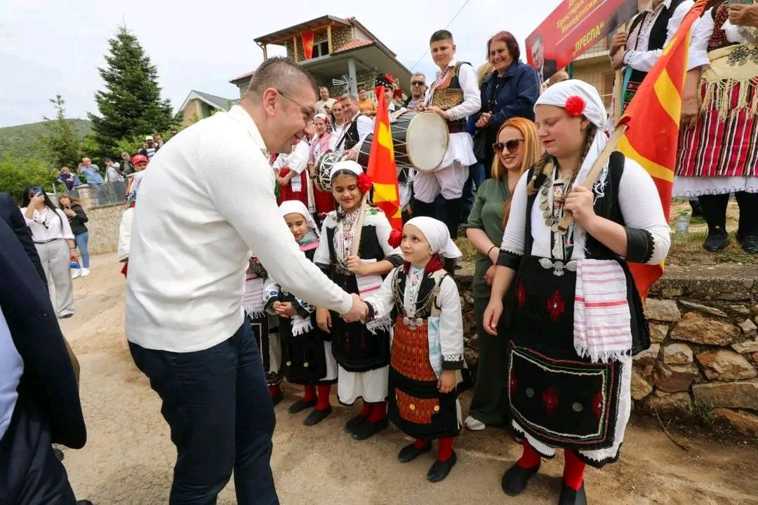 proklisi-stin-koritsa-me-ton