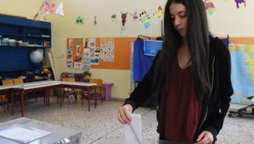 Πτώση της ΝΔ σε δύο νέες δημοσκοπήσεις – Πώς ανακατεύουν την τράπουλα τα κόμματα Τσίπρα, Καρυστιανού, Σαμαρά