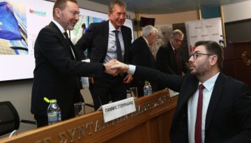 ΠΑΣΟΚ: Το παρασκήνιο με το «παρών» στον Στουρνάρα και το βλέμμα στο κόμμα Τσίπρα