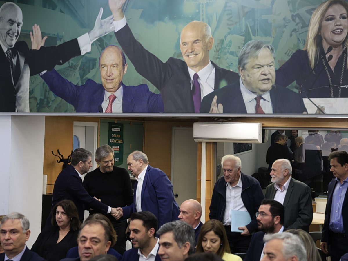 ΠΑΣΟΚ: Τζάκρη τέλος; Τι συζητήθηκε στο Πολιτικό Συμβούλιο για την διεύρυνση