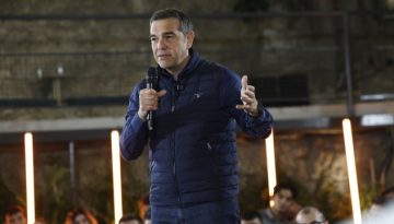 Σήμερα παρουσιάζει το κόμμα του ο Αλέξης Τσίπρας στο Θησείο με φόντο την Ακρόπολη, υπό τους ήχους του Κραουνάκη
