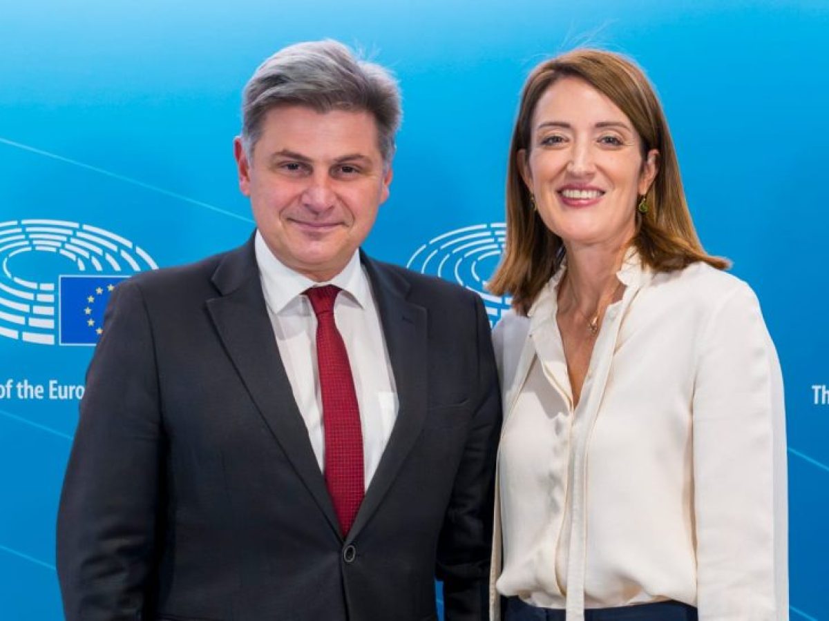 &Sigma;&upsilon;&nu;ά&nu;&tau;&eta;&sigma;&eta;  &Phi;&alpha;&rho;&alpha;&nu;&tau;&omicron;ύ&rho;&eta; &ndash; &Mu;έ&tau;&sigma;&omicron;&lambda;&alpha; &mu;&epsilon; &phi;ό&nu;&tau;&omicron; &tau;&alpha; &epsilon;&lambda;&lambda;&eta;&nu;&iota;&kappa;ά &epsilon;&theta;&nu;&iota;&kappa;ά &theta;έ&mu;&alpha;&tau;&alpha;