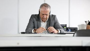 Συνέδριο  ΝΔ: Στο press room προετοίμασε την ομιλία του ο Τάκης Θεοδωρικάκος (Εικόνα)