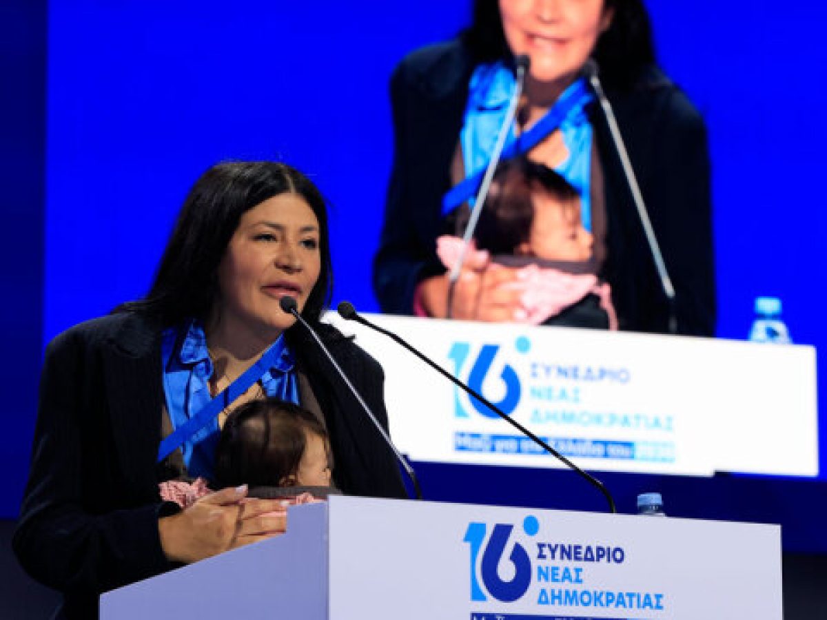 Σύνεδρος της ΝΔ ανέβηκε με το μωρό της στο βήμα και μίλησε για τη μητρότητα και το δημογραφικό, δείτε βίντεο