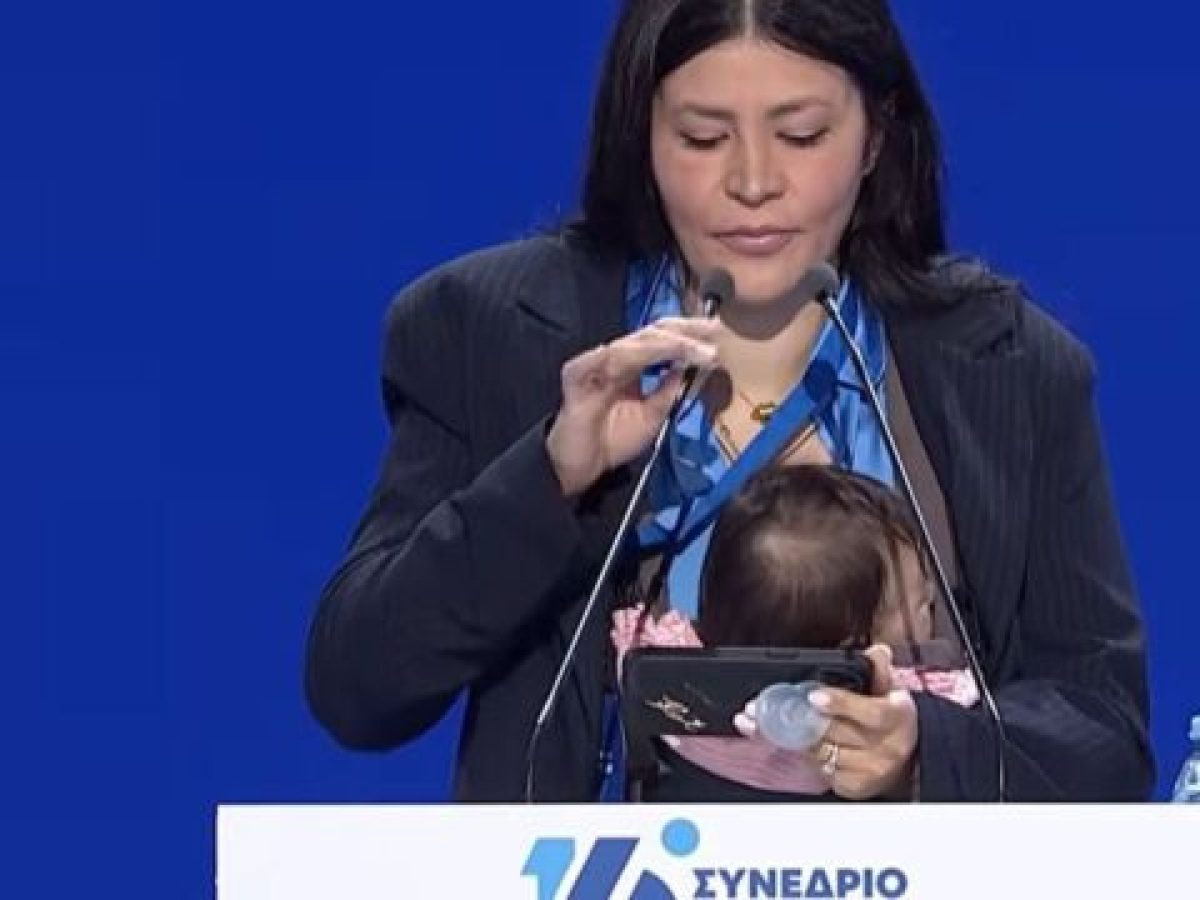 Σύνεδρος της ΝΔ ανέβηκε στο βήμα με το μωρό της και έστειλε μήνυμα για το δημογραφικό