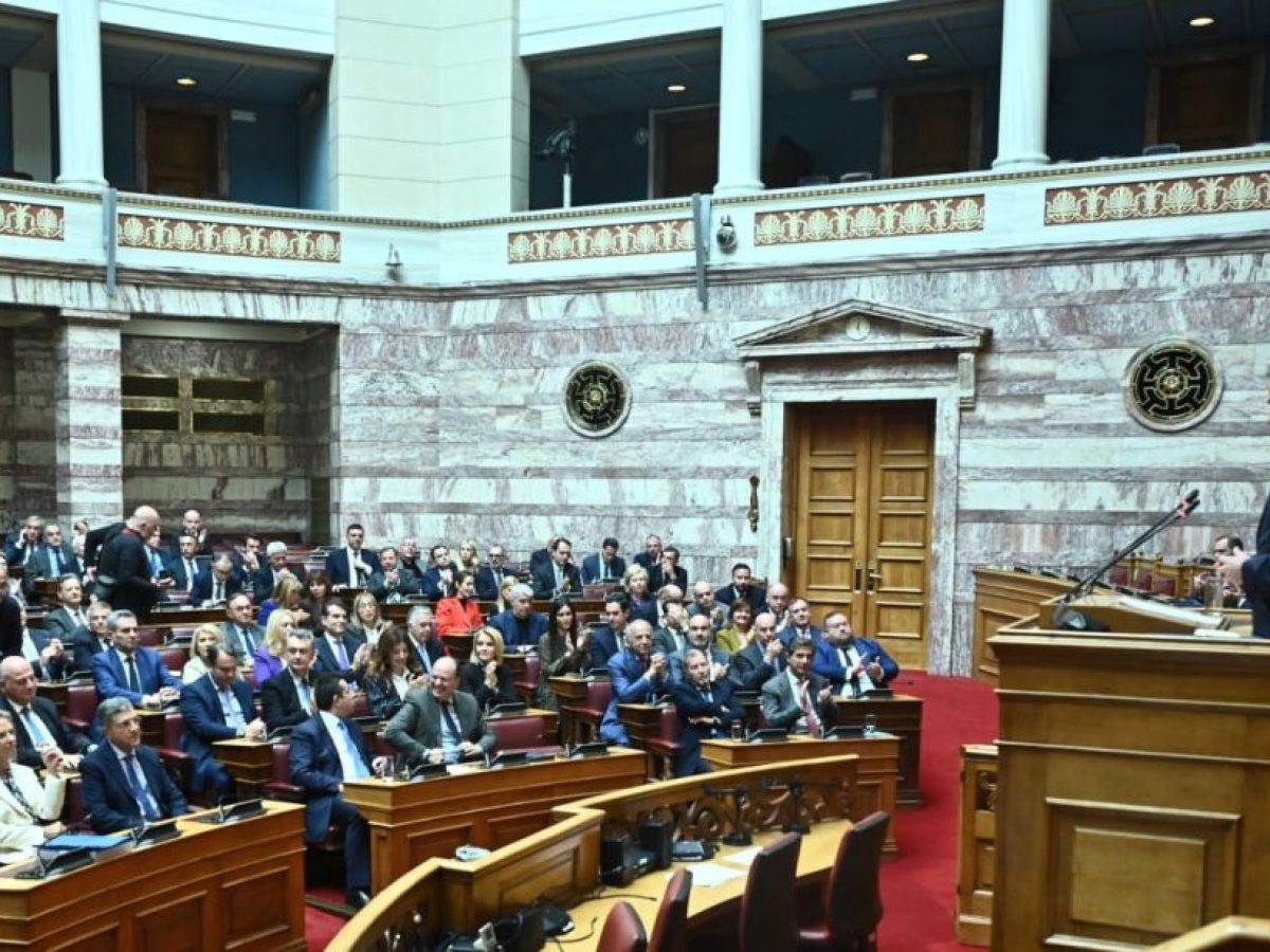 «Συνταγματοποίηση» του νεοφιλελευθερισμού επιδιώκει η κυβέρνηση Μητσοτάκη
