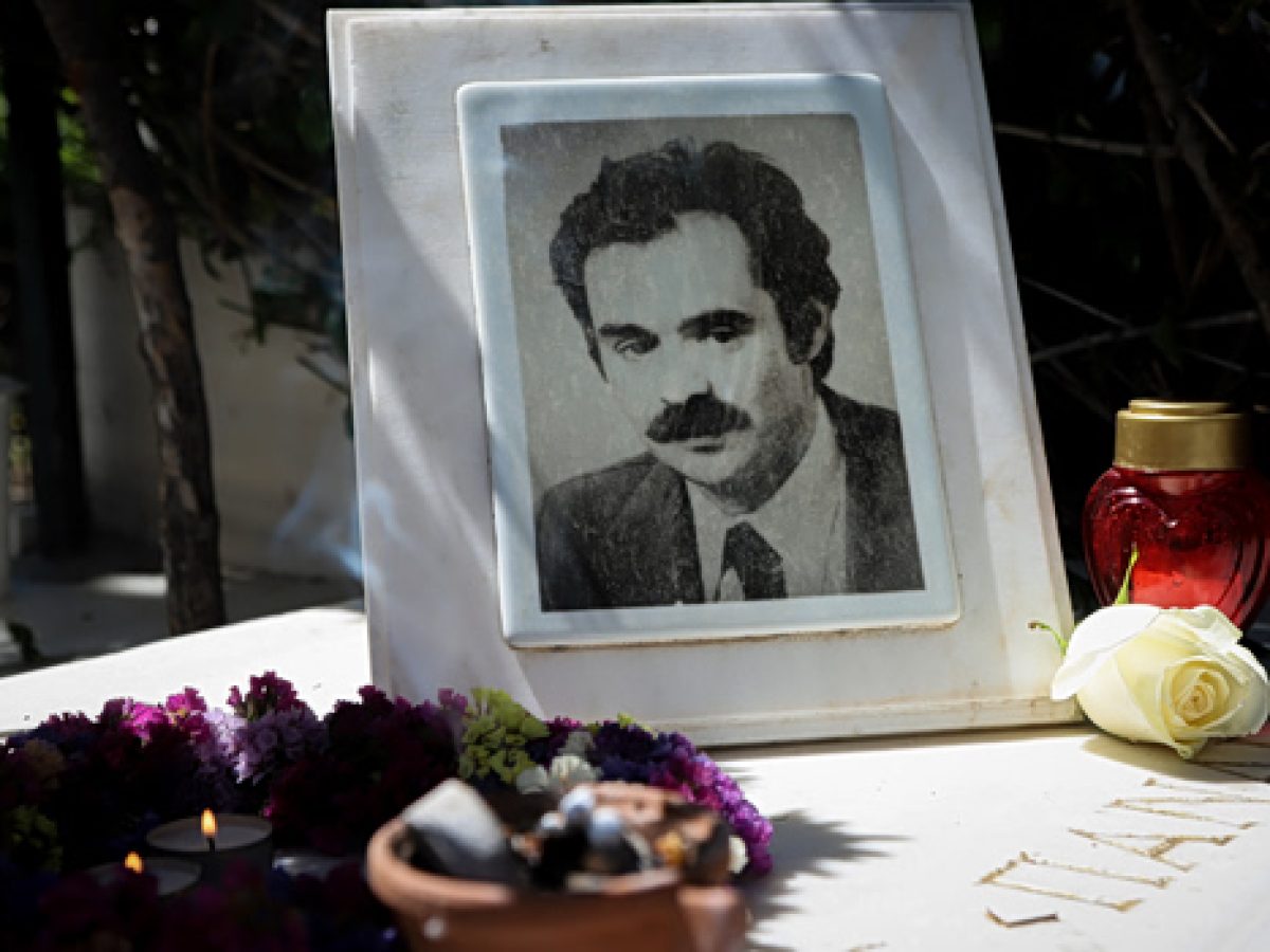 &Sigma;&Upsilon;&Rho;&Iota;&Zeta;&Alpha;: 50 &chi;&rho;ό&nu;&iota;&alpha; &alpha;&pi;ό &tau;&omicron;&nu; &theta;ά&nu;&alpha;&tau;&omicron; &tau;&omicron;&upsilon; &Alpha;&lambda;έ&kappa;&omicron;&upsilon; &Pi;&alpha;&nu;&alpha;&gamma;&omicron;ύ&lambda;&eta;, &tau;&iota;&mu;&omicron;ύ&mu;&epsilon; &tau;&eta; &mu;&nu;ή&mu;&eta; &kappa;&alpha;&iota; &epsilon;&mu;&pi;&nu;&epsilon;ό&mu;&alpha;&sigma;&tau;&epsilon; &alpha;&pi;ό &tau;&eta; &sigma;&tau;ά&sigma;&eta; &tau;&omicron;&upsilon;
