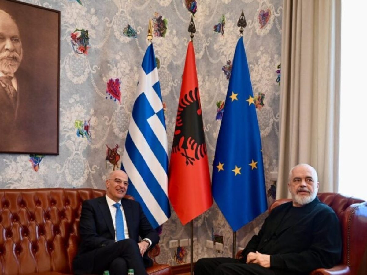&Sigma;&tau;&eta;&nu; &Alpha;&lambda;&beta;&alpha;&nu;ί&alpha; &omicron; &Delta;έ&nu;&delta;&iota;&alpha;&sigmaf;: &Delta;&iota;&mu;&epsilon;&rho;&epsilon;ί&sigmaf; &sigma;&chi;έ&sigma;&epsilon;&iota;&sigmaf; &kappa;&alpha;&iota; &sigma;&tau;&rho;&alpha;&tau;&iota;&omega;&tau;&iota;&kappa;ά &kappa;&omicron;&iota;&mu;&eta;&tau;ή&rho;&iota;&alpha; &sigma;&tau;&omicron; &epsilon;&pi;ί&kappa;&epsilon;&nu;&tau;&rho;&omicron; &tau;&omega;&nu; &epsilon;&pi;&alpha;&phi;ώ&nu;