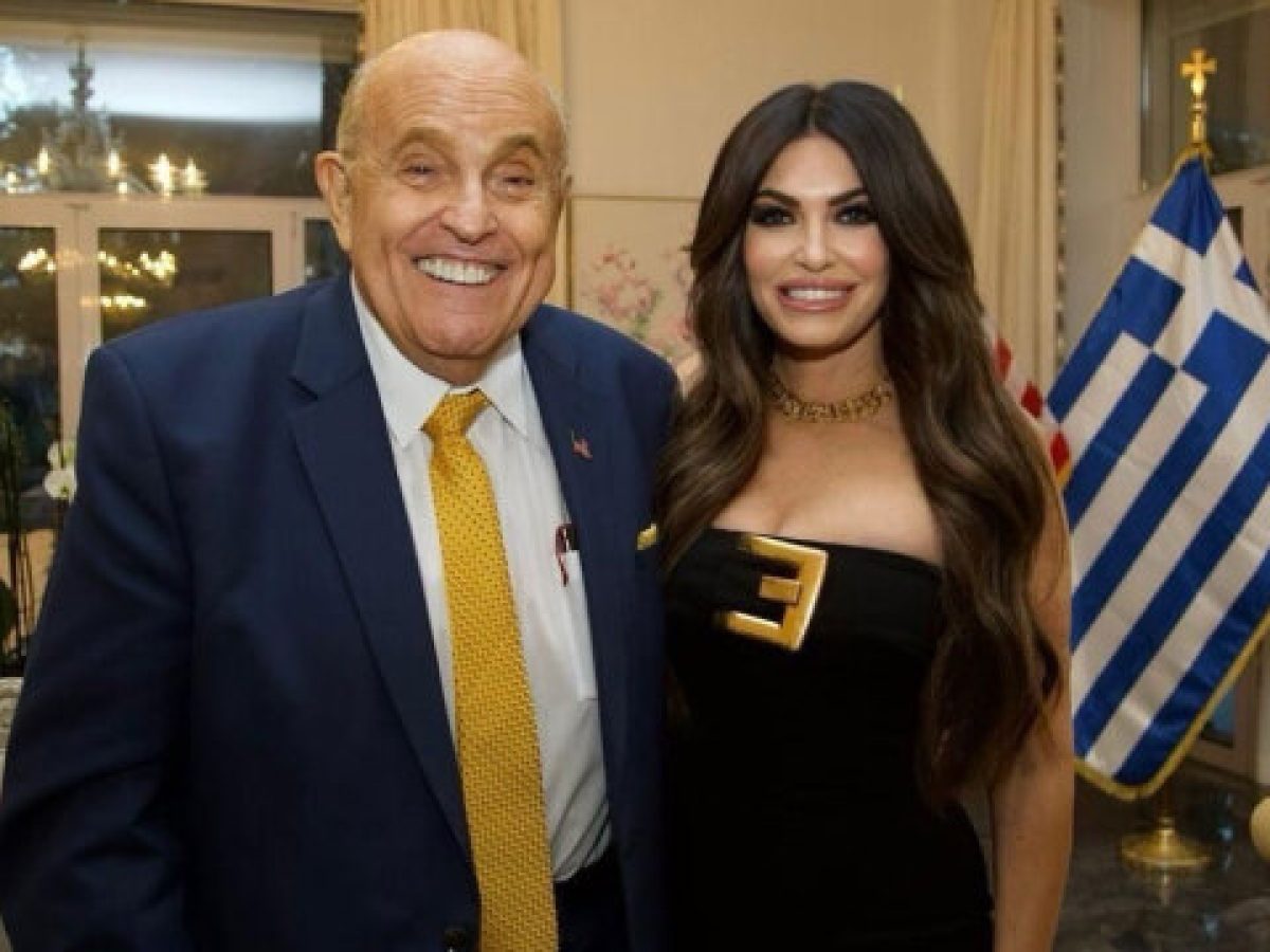 &Sigma;&tau;&eta;&nu; &Alpha;&theta;ή&nu;&alpha; &omicron; &Rho;&omicron;ύ&nu;&tau;&omicron;&lambda;&phi; &Tau;&zeta;&omicron;&upsilon;&lambda;&iota;ά&nu;&iota;, &sigma;&epsilon; &delta;&epsilon;ί&pi;&nu;&omicron; &tau;&eta;&sigmaf; &Kappa;ί&mu;&pi;&epsilon;&rho;&lambda;&iota; &Gamma;&kappa;&iota;&lambda;&phi;ό&iota;&lambda; &ndash; &Pi;&omicron;&iota;&omicron;&iota; &upsilon;&pi;&omicron;&upsilon;&rho;&gamma;&omicron;ί έ&delta;&omega;&sigma;&alpha;&nu; &tau;&omicron; &pi;&alpha;&rho;ώ&nu;