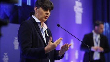 Στοχεύει τα ευρωπαϊκά κονδύλια η Κοβέσι – Κλιμάκωση με φόντο την ενεργοποίηση του Κανονισμού Αιρεσιμότητας